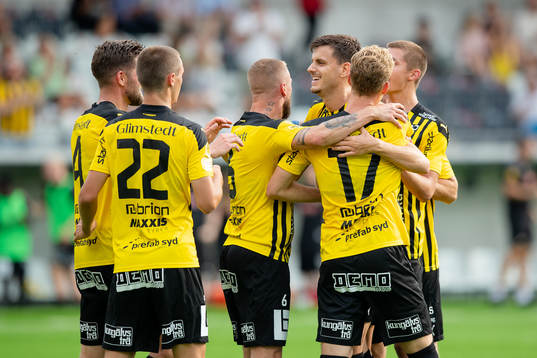 Häckens Alexander Jeremejeff  jublar med lagkamrater