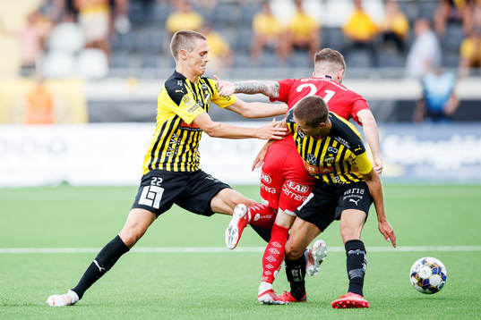 Häckens Tobias Carlsson och Leo Bengtsson i en kamp mot