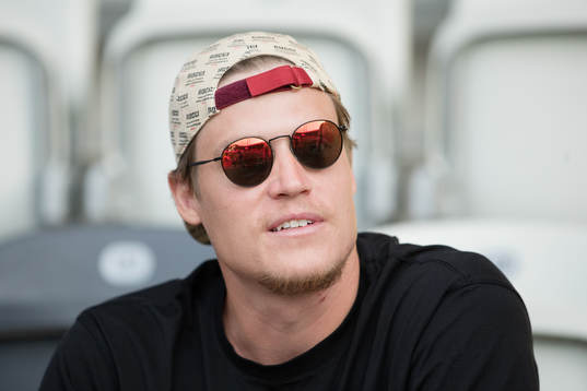 Basketspelaren Jonas Jerebko på läktaren