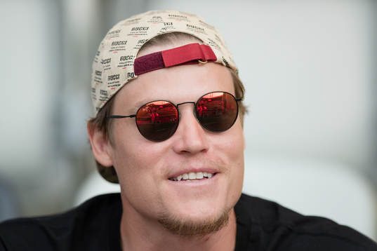 Basketspelaren Jonas Jerebko på läktaren