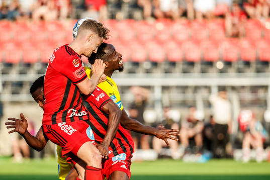 Östersunds Henrik Bellman och Patrick Kpozo mot Halmstads