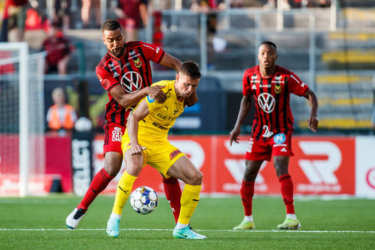 Östersunds Noah Sonko Sundberg och Halmstads Marcus