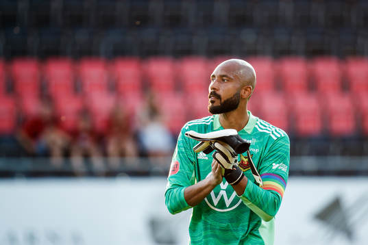 Östersunds målvakt Aly Keita deppar