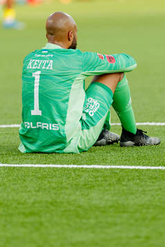 Östersunds målvakt Aly Keita deppar