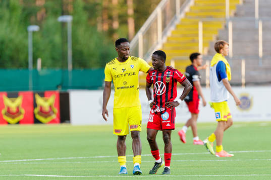 Halmstads Sadat Karim klappar om Östersunds Frank Arhin