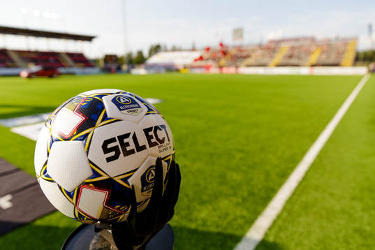 Matchbollen framför läktaren