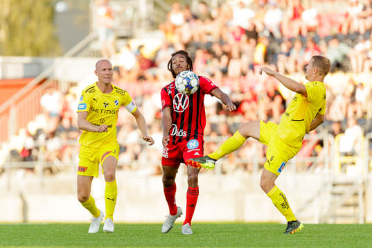 Östersunds Francis Jon-Baptiste Halmstads Joel Allansson