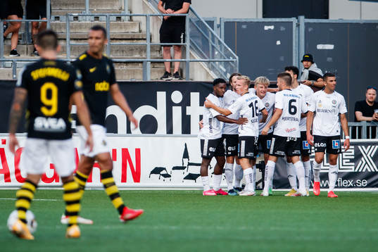 Örebros Dennis Collander jublar med lagkamrater