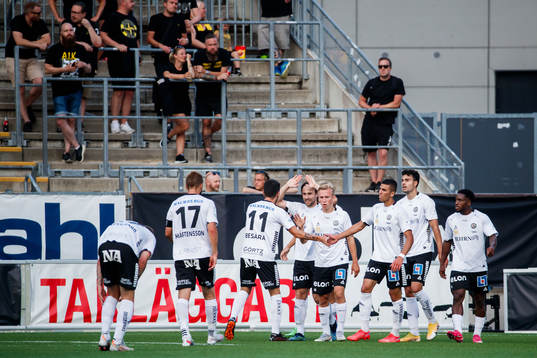 Örebros spelare jublar