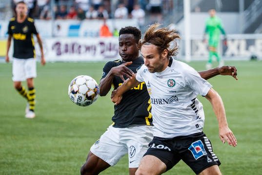 s Erick Otieno och Örebros Kevin Walker