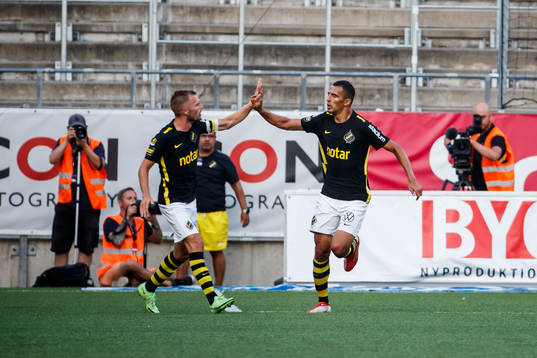 s Sebastian Larsson och Nabil Bahoui jublar