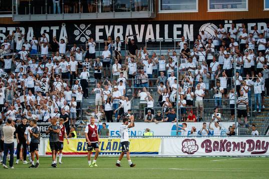 Örebros Nahir Besara tackar publiken