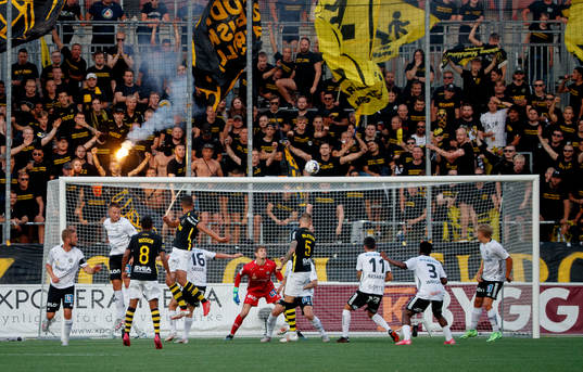 s Nabil Bahoui gör 1-1 på Örebros målvakt Bobby Allain