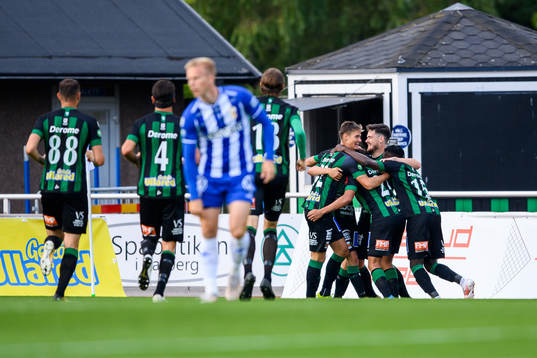 Varbergs Oliver Alfonsi jublar med lagkamrater