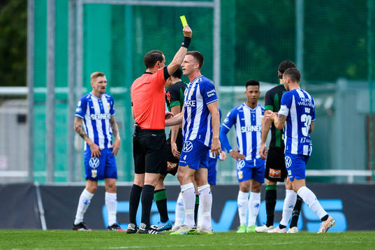 IFK Göteborgs Calle Johansson får ett gult kort av domaren