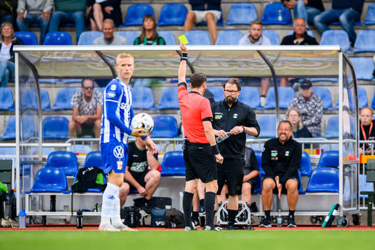 Varbergs tränare Joakim Persson får ett gult kort