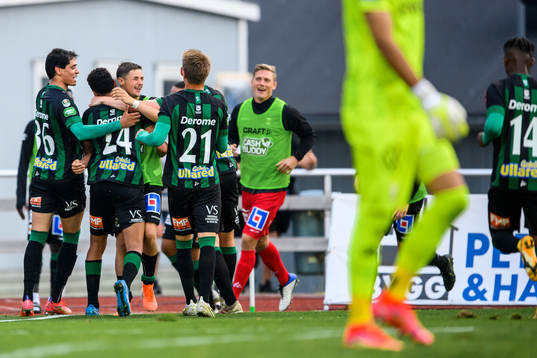 Varbergs Ryan Moon jublar med lagkamrater