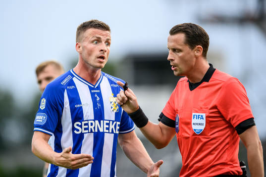 IFK Göteborgs Calle Johansson reagerar mot domare Andreas