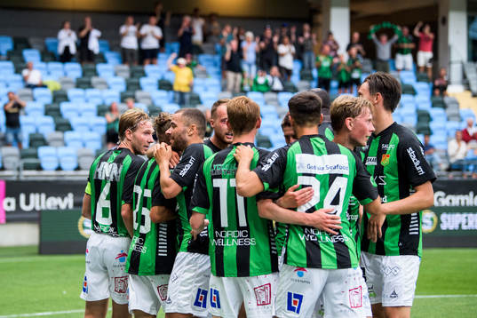 GAIS Jonas Lindberg jublar med lagkamrater