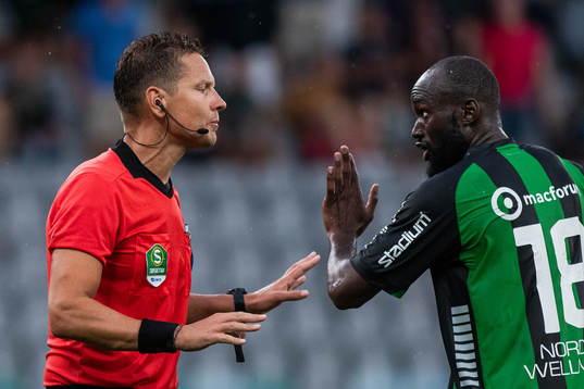 GAIS Boris Lumbana reagerar mot domare Martin Strömbergsson