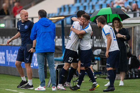 Akropolis Erik Figueroa jublar med Lamine Nekrouf