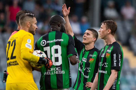 GAIS Johan Andersson reagerar mot ett domslut och pekar upp