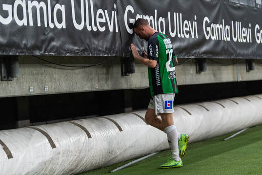 GAIS Daniel Sterner stretchar då han byts ut