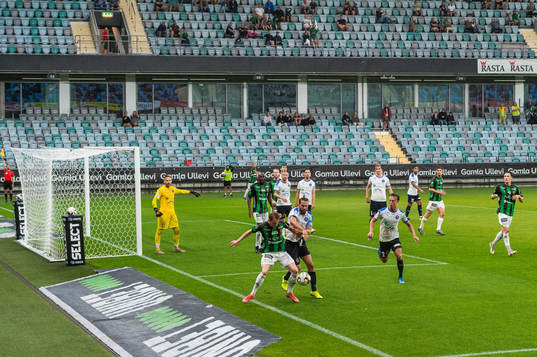 Akropolis målvakt John Alvbåge ser GAIS Julius Lindberg