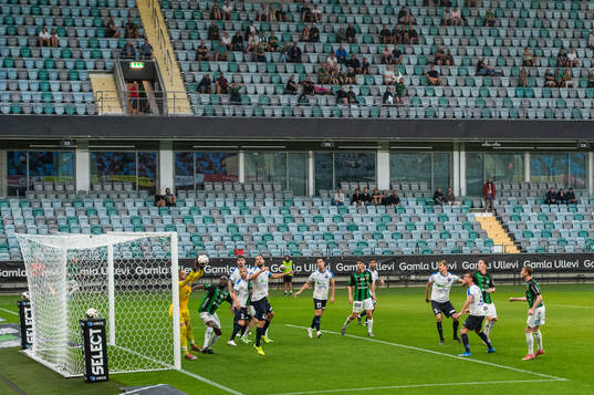 Akropolis målvakt John Alvbåge med en räddning