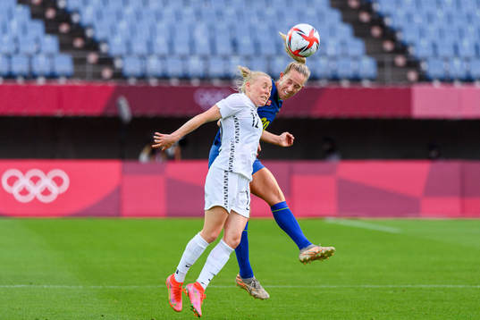 Betsy Hassett of New Zealand and Julia Roddar of Sweden in