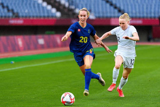 Julia Roddar of Sweden and Betsy Hassett of New Zealand in