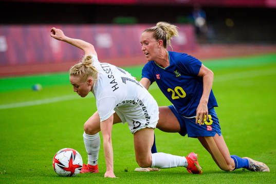 Betsy Hassett of New Zealand and Julia Roddar of Sweden in