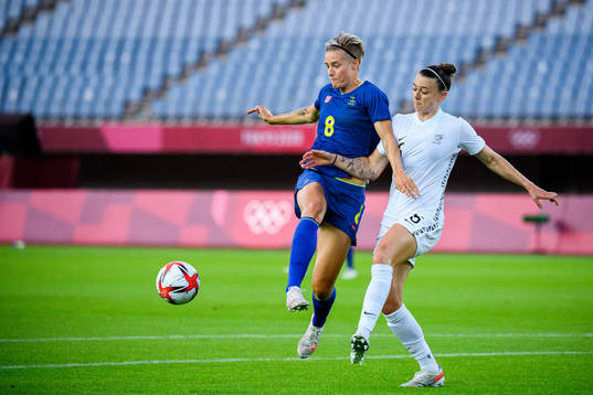 Lina Hurtig of Sweden and Meikayla Moore of New Zealand in