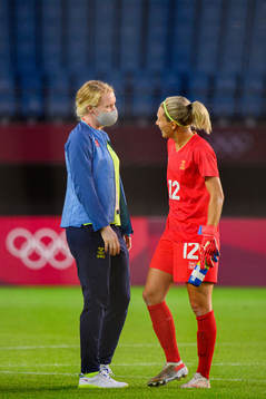 Goalkeepers Hedvig Lindahl and Jennifer Falk of Sweden