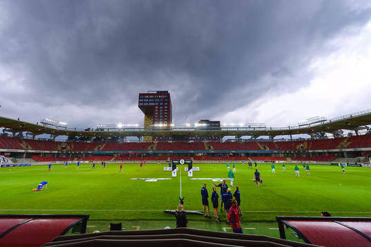 Östers och Jönköpings spelare värmer upp före