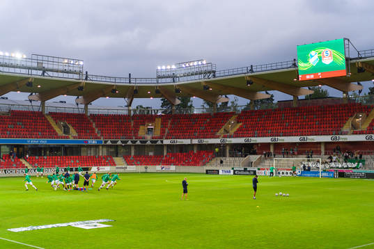 Jönköpings spelare värmer upp före  fotbollsmatchen i
