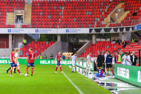 Spelarna på väg av planen när matchen pausas på grund