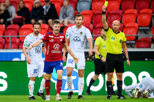 Östers Nicolas Mortensen reagerar mot domaren