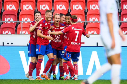 Östers Isak Magnusson jublar med lagkamrater