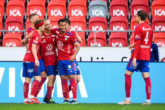 Östers Isak Magnusson jublar med lagkamrater