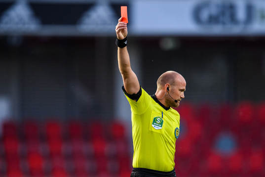 Domare Patrik Eriksson visar ett rött kort till