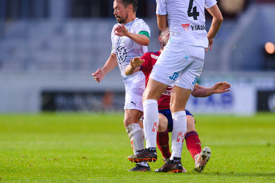 Östers Nicolas Mortensen  faller