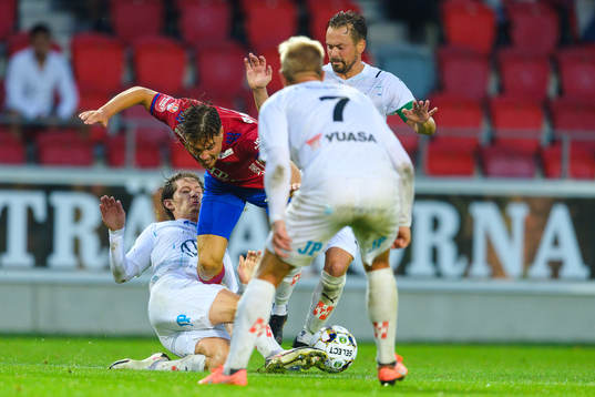 Östers Tatu Varmanen faller