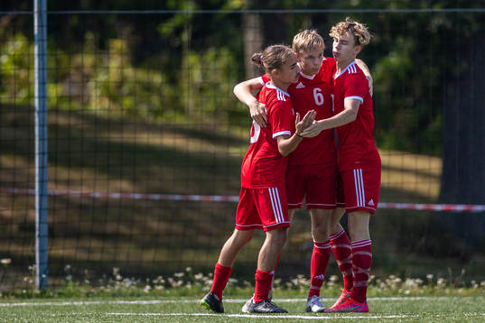 Felix Liljedal (m) jublar med Daniel Kaya (v) och Isaac af