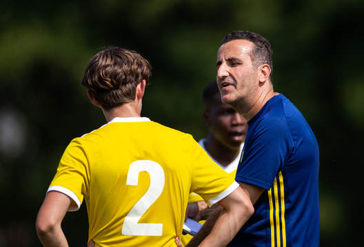 Ledare Elias Mineirji i samtal med Jonathan Leon Hägglund