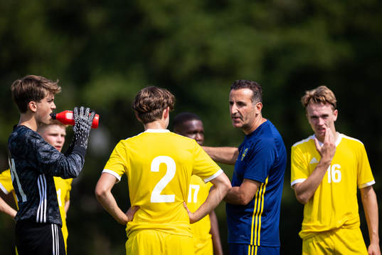 Ledare Elias Mineirji i samtal med målvakt Jakob Jäger