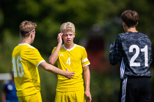 Jonathan Hjelte (v),  Måns Petersson och målvakt Jakob