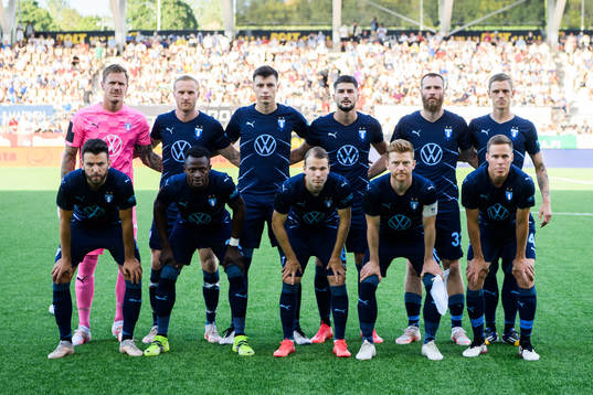 The starting eleven of Malmö FF pose for a photo