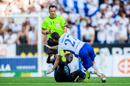 Bonke Innocent of Malmö FF and Filip Valencic of Helsinki
