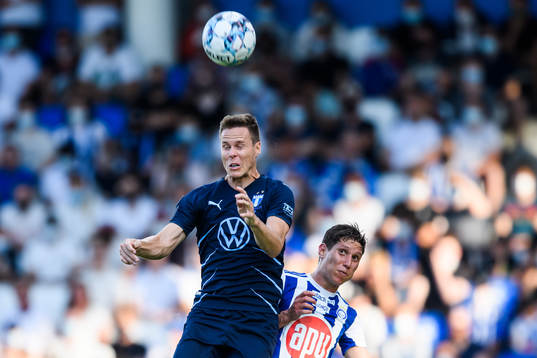 Niklas Moisander of Malmö FF and David Browne of Helsinki